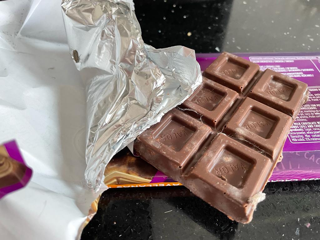 Merka31's tweet photo. Esto es lo que se encuentra mi mujer al día siguiente de comprar en @CarrefourES una tableta de @chocolatesvalor. Lleno de bichos, telarañas y agujeros provocados por estos insectos. ¿Cómo lo han conservado para que esté así? Asco #valor #carrefour https://t.co/CV80rnFcAJ