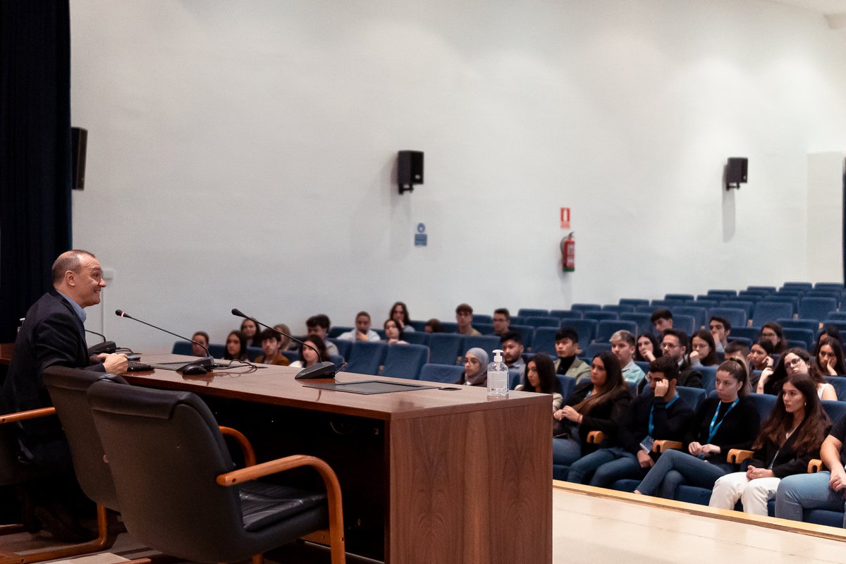 La idea que no trata de convertirse en palabra es una mala idea, y la palabra que no trata de convertirse en acción es una mala palabra.