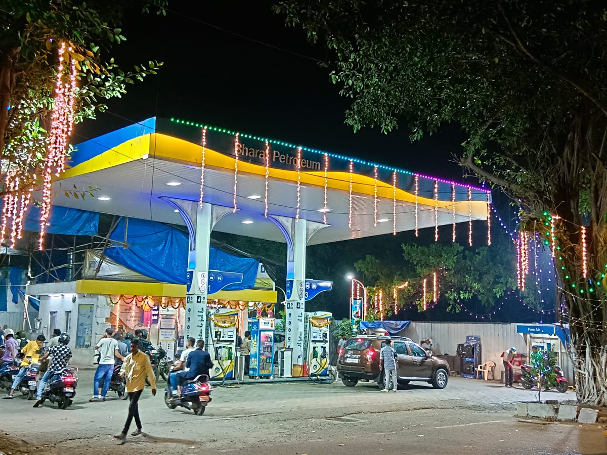BPCLRETAILMUMB1's tweet photo. Wishing all our valued patrons abundance of joy this Diwali. 
From BPCL team at *Shree Nagnath Petroleum, Goregaon,Mumbai Territory*
#HappyDiwali   
#photooftheday
#powerwithinyou
#PureforSure #BharatPetroleum #BPCLfuelstations #EnergisingLives 
 @BPCLimited @rakeshsinhabpc https://t.co/O5aX0dD4pd