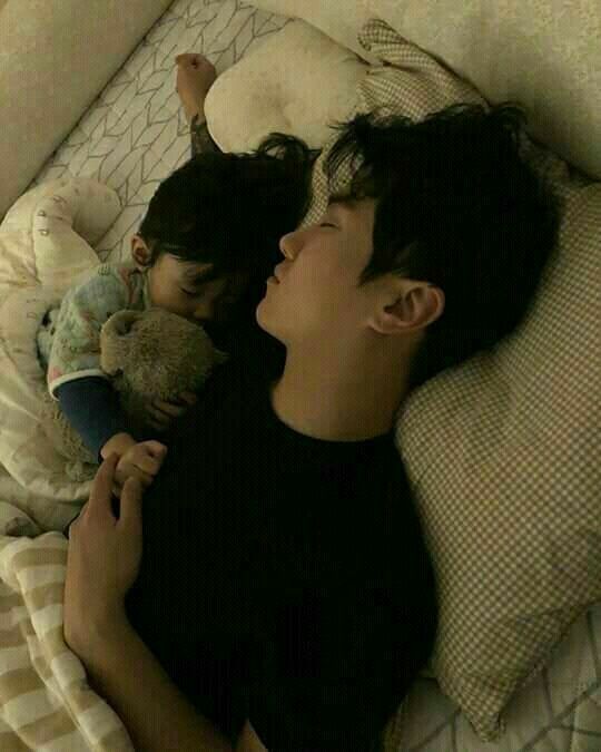 Aengaoey_owl's tweet photo. ฝันร้ายไปแล้ว ปะป๊าและหม่าม้าอยู่กับหนูเสมอนะคนเก่ง ❤️ https://t.co/97qA9HC1j1