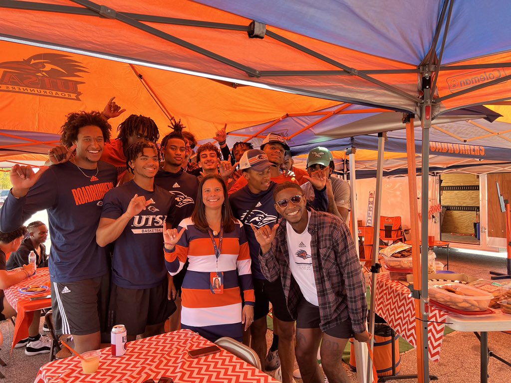 UTSAMBB's tweet photo. Successful alumni weekend for the Roadrunners☑️

#BirdsUp 🤙 | #RunnersPACE https://t.co/BKa1XyqH6G