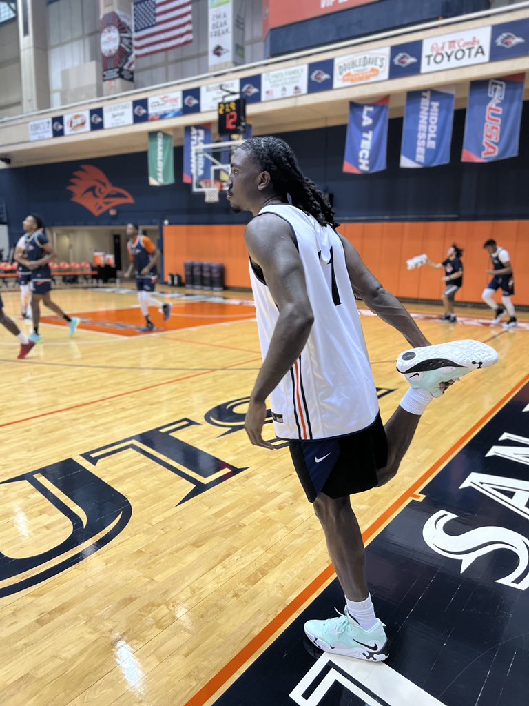 UTSAMBB's tweet photo. Successful alumni weekend for the Roadrunners☑️

#BirdsUp 🤙 | #RunnersPACE https://t.co/BKa1XyqH6G