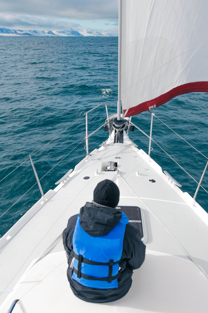 #Svalbard gives you a lot to ponder. Every bottle of Svalbarði sold funds greenhouse gas reducing projects that help save 100kg of arctic ice from melting
#savethearctic #sailing #iceberg #naturalwater #icebergwater #carbonnegative #finewaters #glacier #arcticnature #spitsbergen