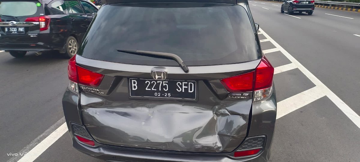 TMCPoldaMetro's tweet photo. 07.25 Terjadi kecelakaan lalu lintas melibatkan dua kendaraan Mobil di Ruas Tol Dalam Kota (Exit Tol Slipi Jaya), saat ini sedang dalam penanganan. https://t.co/AeHuMPDAMx