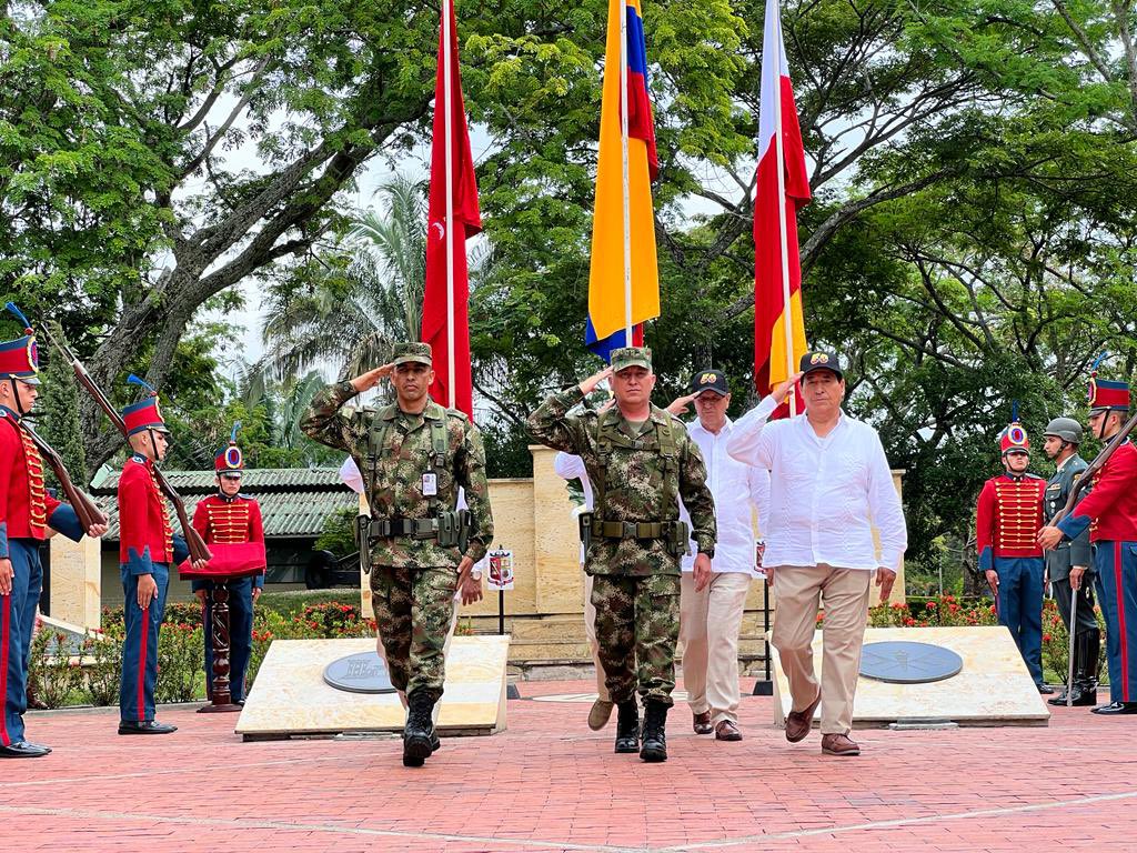 Para nuestra #EMSUB siempre será un honor recibir a sus egresados y recordar juntos los mejores momentos en su Alma Mater.

En 📸el curso de Suboficiales N. 11  soldados por siempre y a quienes con gratitud y amor les reconocemos su entrega a la patria.