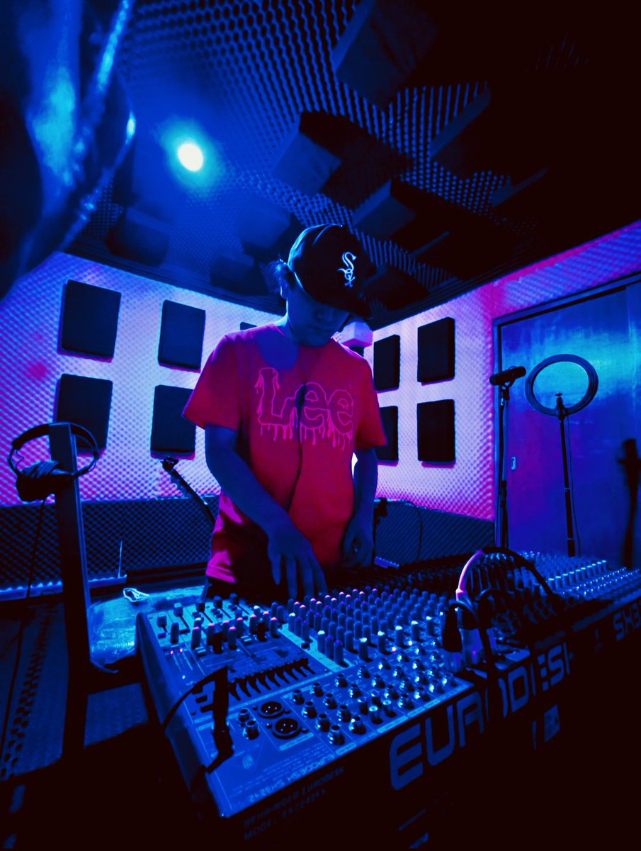 LincesterMx's tweet photo. Día 15: El montaje para las últimas tomas 🎸🎧🔥

En esta foto, nuestro productor Alancia configura la consola para grabar las últimas tomas de guitarra acústica, con las cuales quedaría terminado el proceso de grabación de este instrumento. https://t.co/SCHU6S7AiG