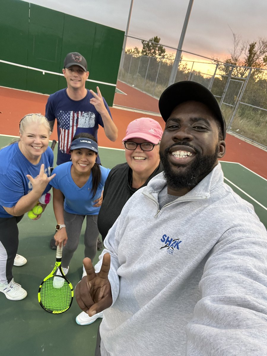 MrLang5ton's tweet image. Fun time playing at The US @SalemSharkTank Open! 🎾 @PaxtonCharleen @JeremyAbrecht #BeAShark #MeetMeAtTheNet