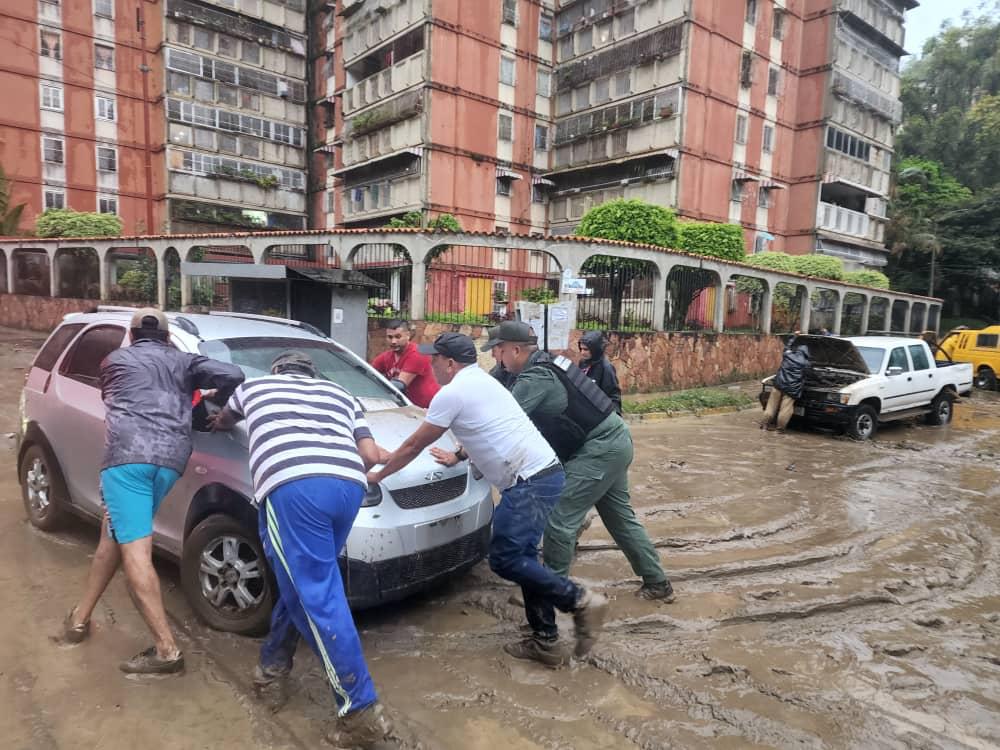 dhernandezlarez's tweet photo. #FANB siempre alerta y dispuesta a ayudar al pueblo en sus problemas. En Carrizales, estado Miranda en acción inmediata ante crecida de quebrada. https://t.co/odfJ3mlfgm