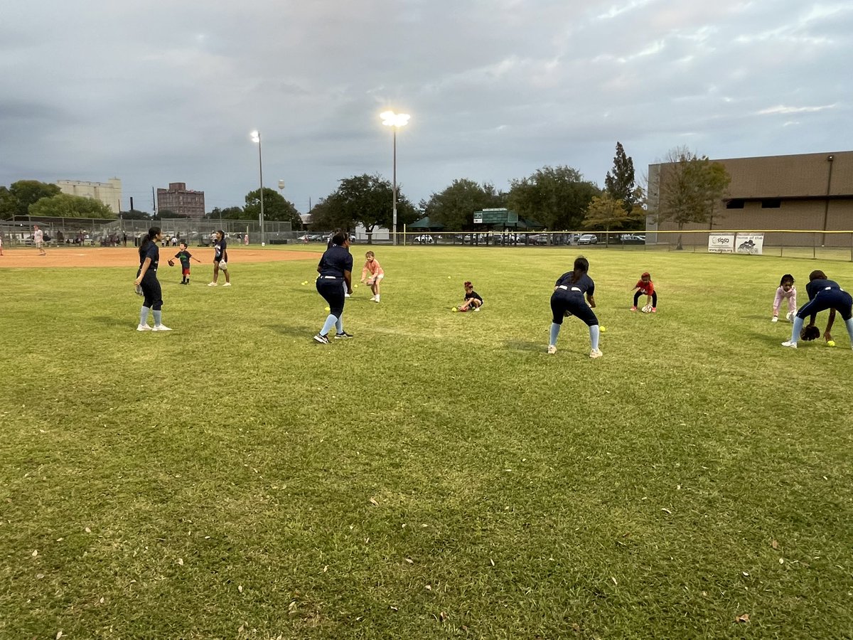 BergerLauryn's tweet photo. An evening with the littles today! 6u softball is so much fun! The Rangers enjoyed helping these girls out today, and remembering what it was like to be that little. 💙🥎 #tinygloves #RangerPride https://t.co/1utazWxC7e