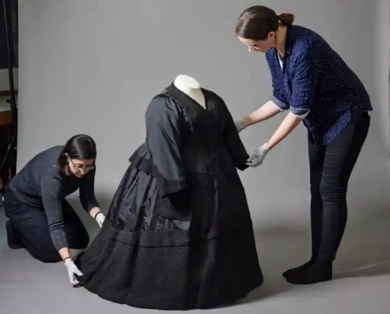 GeorgeThe9th's tweet photo. @tomgara Mighty Queen Victoria was 4'11, but her dresses suggest an even more diminutive height than previously thought ... the truth may have been kept from the British people ;)
#LilVictoria #TinyRuler 📏 https://t.co/wyJMZIAiJD