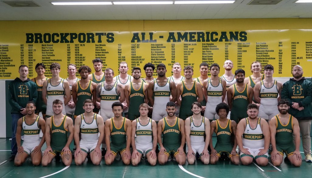 BrockportW's tweet photo. Family 💚🦅 https://t.co/Jfi45hpFZ9