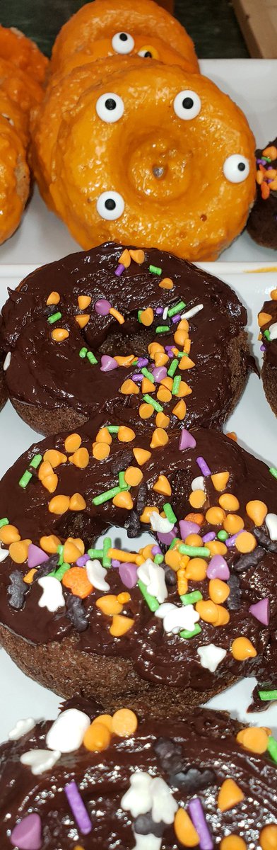 plumpiehermie's tweet photo. #HalloweenBakingChampionship tonight! I made cinnamon and chocolate donuts. https://t.co/5kXnHizCtG