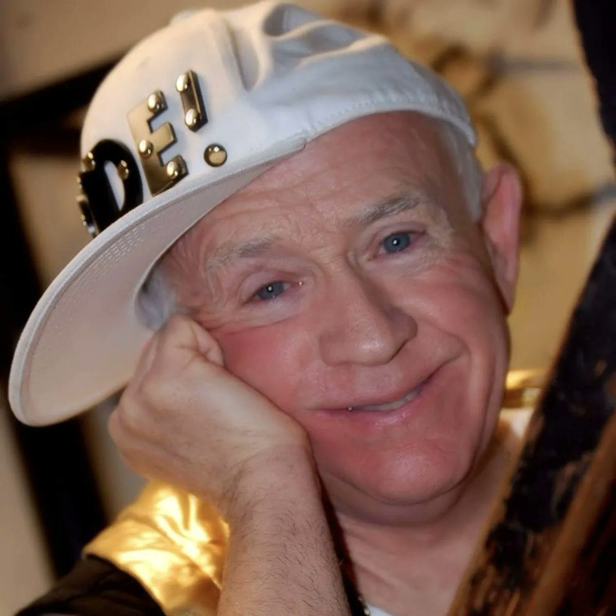Amfurknee's tweet photo. I'm glad I cross paths with you on this side of the rainbow @thelesliejordan . You brought me and many others uncontrollable laughs and smiles over the years.
I'm sharing a couple of photos I took in Chicago.
#LeslieJordan #beverlyleslie #brotherboy #sordidlives #WillAndGrace https://t.co/l3RqKcznuo