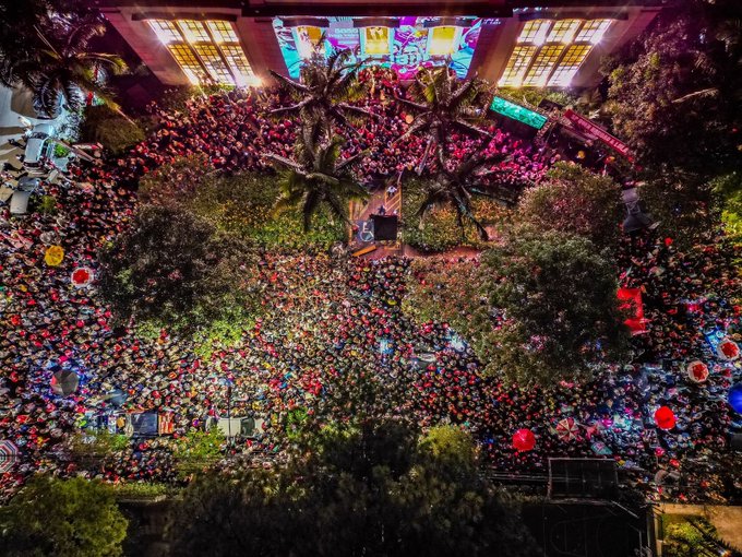 Foto aérea mostra multidão na entrada do Teatro do TUCA.