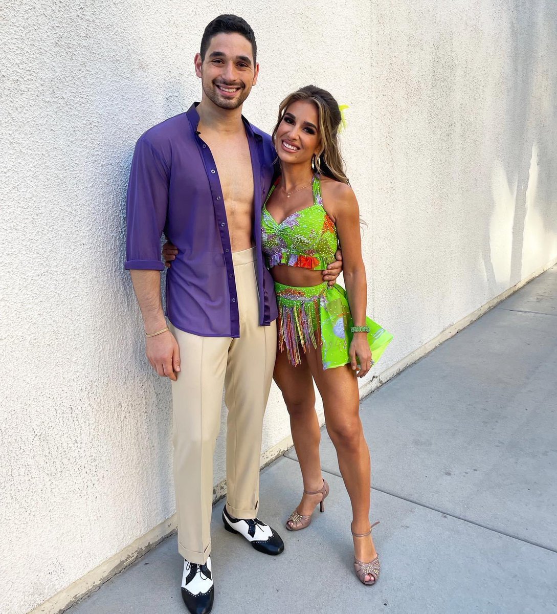 JessieJDecker's tweet photo. 🌶Salsa ready y’all! PLEASE VOTE RIGHT NOW!!!! Text “Jessie” 10 times to 21523 🙏✨and go to https://t.co/GiNkiUg6o5 to VOTE online so we can keep rockin!!!!!! Love y’all 💕 #dwts #michaelbuble https://t.co/NMy9ckehgS