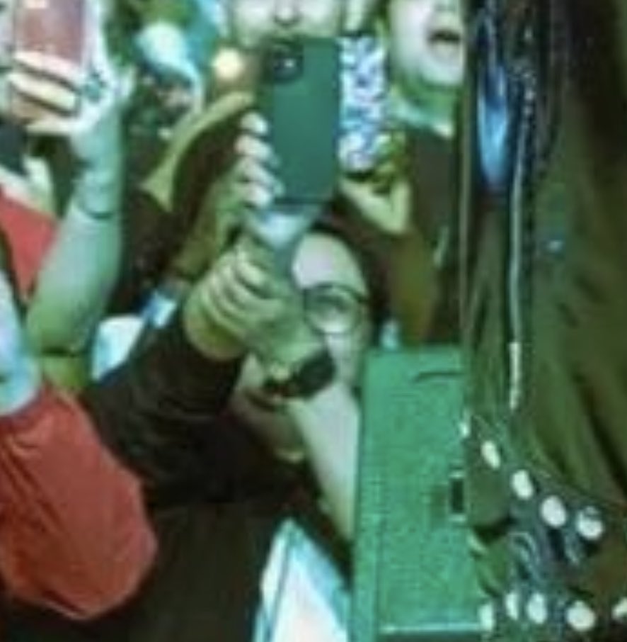 gyhabmanda's tweet image. this person is me at every show #shortpeopleproblems