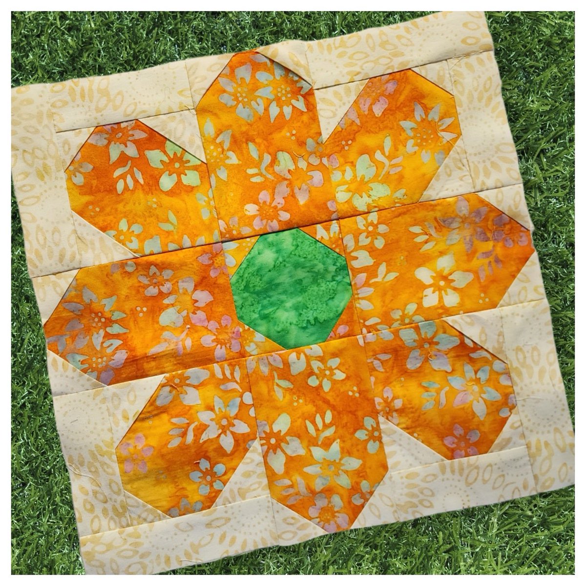 rnkelli's tweet photo. I finished my first 🌻 and the second one is well underway. I'm excited about this quilt in these @Riley_Blake batiks! 
https://t.co/XX7cBN2ePY https://t.co/6AJmtVLoNV