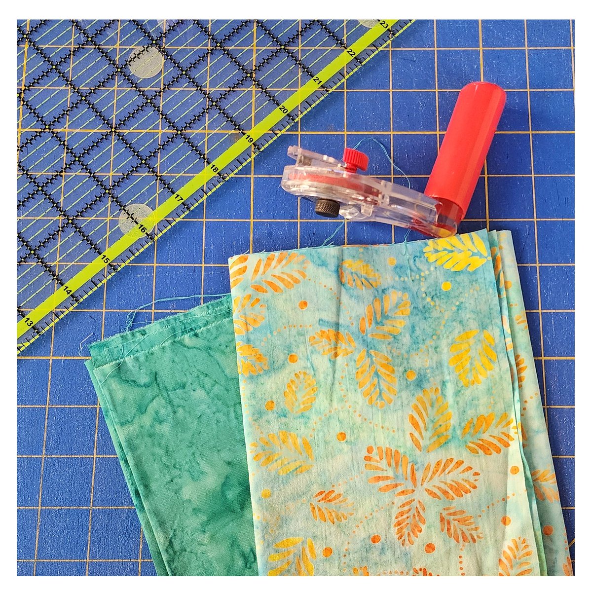 rnkelli's tweet photo. I finished my first 🌻 and the second one is well underway. I'm excited about this quilt in these @Riley_Blake batiks! 
https://t.co/XX7cBN2ePY https://t.co/6AJmtVLoNV