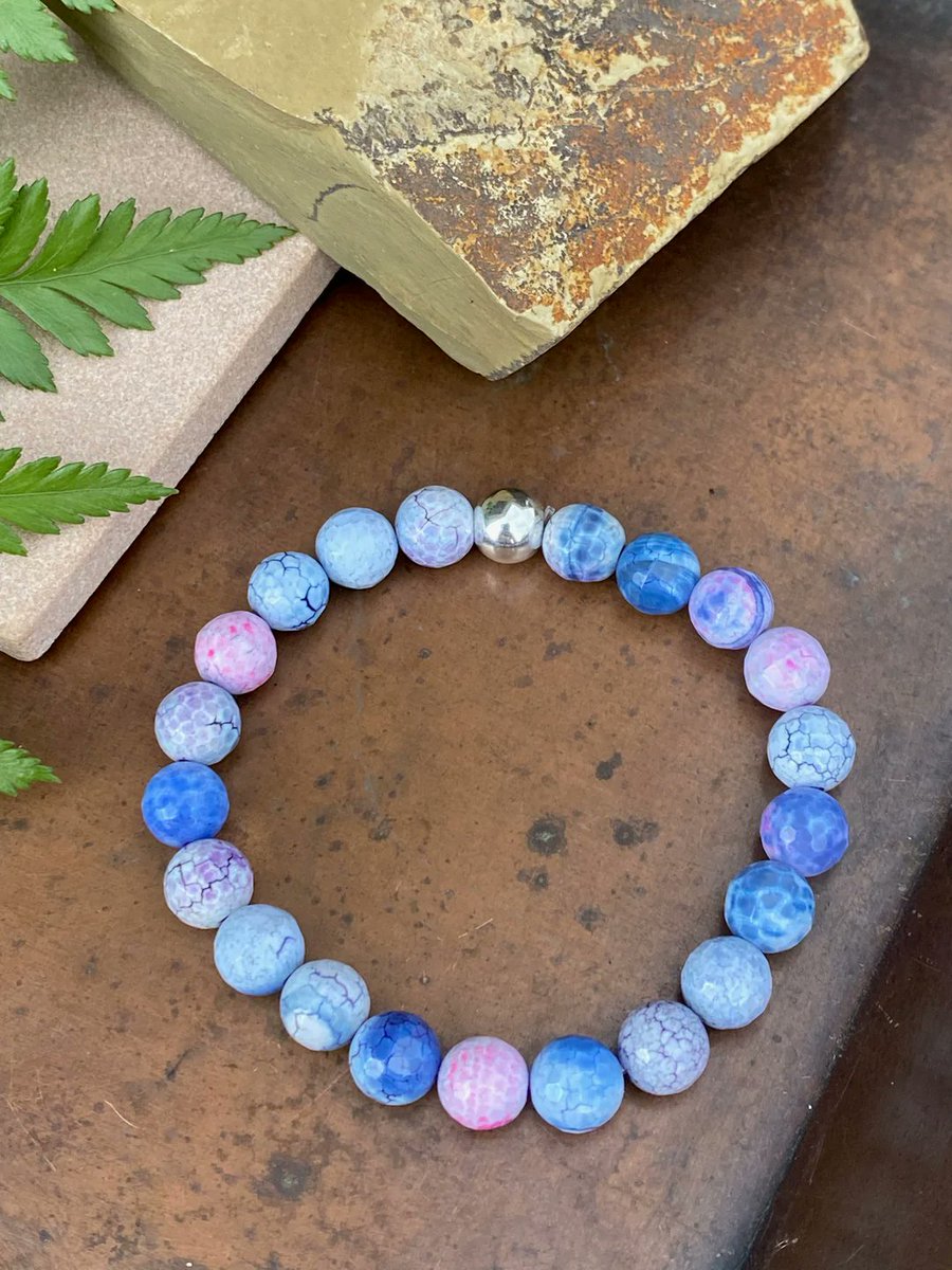 StudioBBdesigns's tweet image. This cotton candy-colored crackle #agate bracelet will add just the right amount of color to your #armstack 💙💜💗

Shop Now: studiobbdesigns.com/products/crack…

#studiobbdesigns #glassjewelry #jewelry #glassart #lampworking #lampwork #artist #artistowner #love #art #glassartist #bracelet