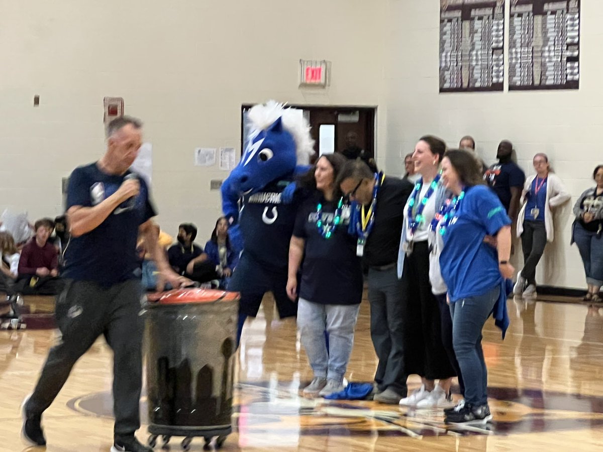 ZarinahHayes's tweet photo. Red Ribbon Week got off to a great start @ottobobcats with the Dallas Mavs. Thanks for sponsoring @OMSStuCouncil  #RedRibbonWeek2022 https://t.co/BzorfqddHl