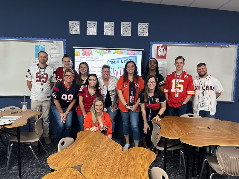 Not enough Chiefs gear for jersey day. Lots of spirit though!
#wearehaskett <a href="/PrincipalPaz/">Dr. David Paz</a> @AP_LaurenWhite  <a href="/HaskettJH/">Haskett Junior High</a>