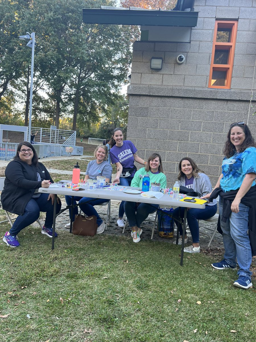 Ready for an amazing partnership night! We love our Salem community! #salemrollinstrong @paigelaug <a href="/valdezjulie3/">Ms. Valdez</a> <a href="/MalpassAllison/">Allison Malpass</a> @Ms_G_CCK @MsHetes