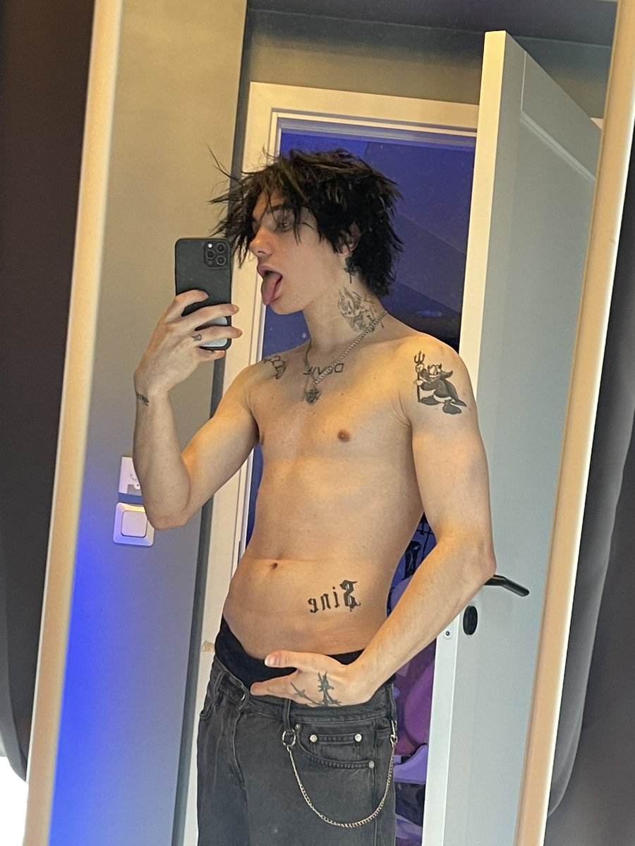 ohprinxesky's tweet photo. rt if you would be my friend🥲 https://t.co/7U7sZ8Zh8a