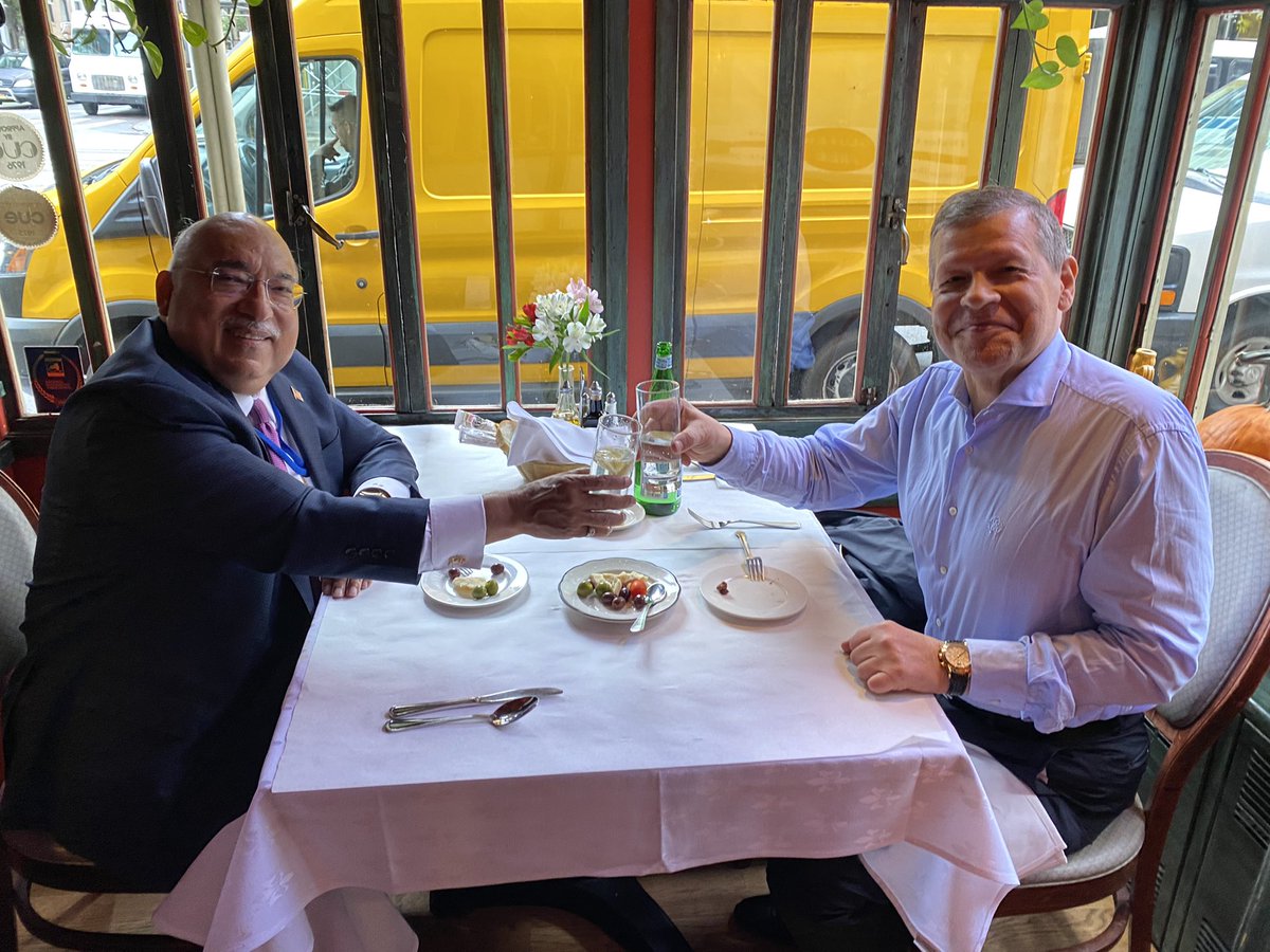 RaviBatra's tweet photo. I🇺🇸celebrated #Diwali lunch with dear H. E. #ValentinRybakov, and thanked him and H. E. #AndreiDapkunias for being big hearted and kind souls to applaud Light, Knowledge, Goodness!👏🤗😘
#Light_over_Darkness… https://t.co/G1yHjTBvml