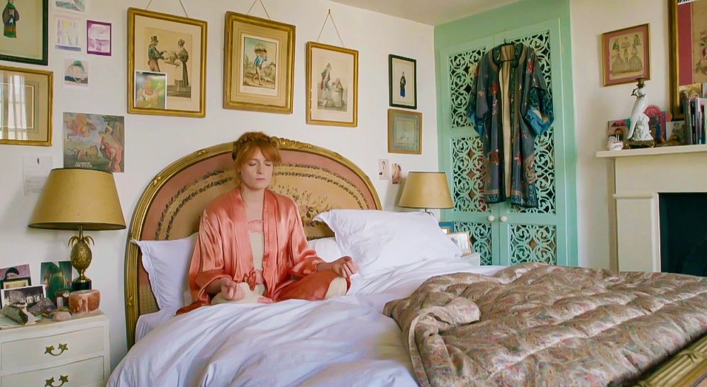 dumbandfunn's tweet photo. Florence Welch at home https://t.co/oB4YqUdreh