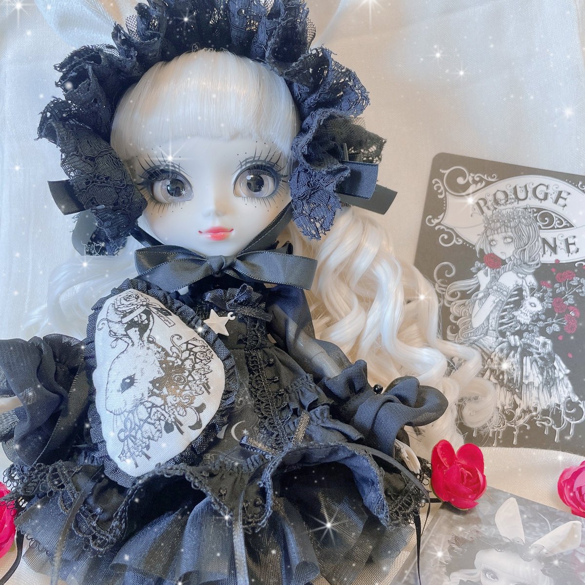 kyonka0707's tweet photo. 妖さま✨ 🎂Happy Birthday🎂

2022年10月発売新商品…
Rouge Ligne×Pullip [コラボレーションドール (Mayle)]

我が家にも､メアリちゃんが来てくれました❤

メアリちゃんをこの手で抱っこ出来るなんて､本当に幸せだ🍀

@Rouge_Ligne_
@Illustrator_yoh
@Groove_Pullip
#rougeligne #Pullip #Mayle https://t.co/ojbq2me7fk