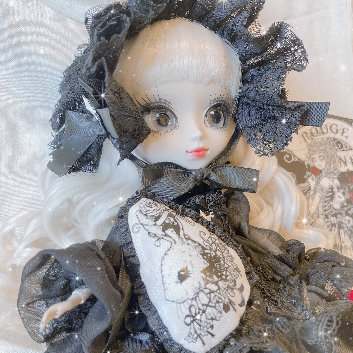 kyonka0707's tweet photo. 妖さま✨ 🎂Happy Birthday🎂

2022年10月発売新商品…
Rouge Ligne×Pullip [コラボレーションドール (Mayle)]

我が家にも､メアリちゃんが来てくれました❤

メアリちゃんをこの手で抱っこ出来るなんて､本当に幸せだ🍀

@Rouge_Ligne_
@Illustrator_yoh
@Groove_Pullip
#rougeligne #Pullip #Mayle https://t.co/ojbq2me7fk