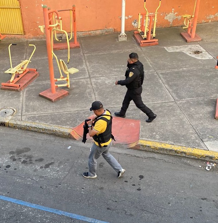 grawperez's tweet photo. Reportan disparos de arma de fuego en la col. Barrio Santiago Sur en la Alcaldía #Iztacalco en un momento más información por @AztecaNoticias https://t.co/tnDj3rQ3Z5