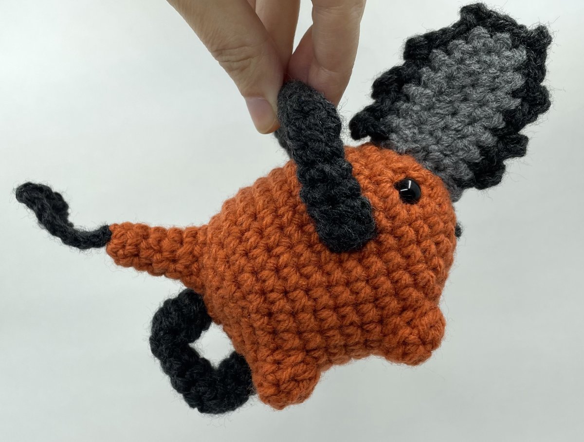 Pattern for #pochita is done and up on Etsy ⛓️🪚👨‍🦰 
I hope people have fun making it! etsy.me/3gAKnQz #chainsawman #csm #ポチタ #チェンソーマン #chainsawmanfanart #amigurumi