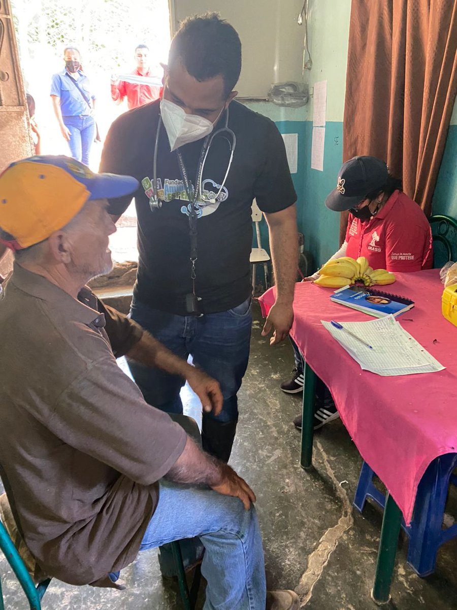Nuestro equipo de médicos Voluntarios visito los hogares de los adultos mayores que lamentablemente se vieron afectados por esta tragedia en el barrio e béisbol, #LasTejerias  #Aragua 👨🏻‍⚕️ casa por casa fuimos visitando y escuchando cada historia que nos dejó el corazón destrozado