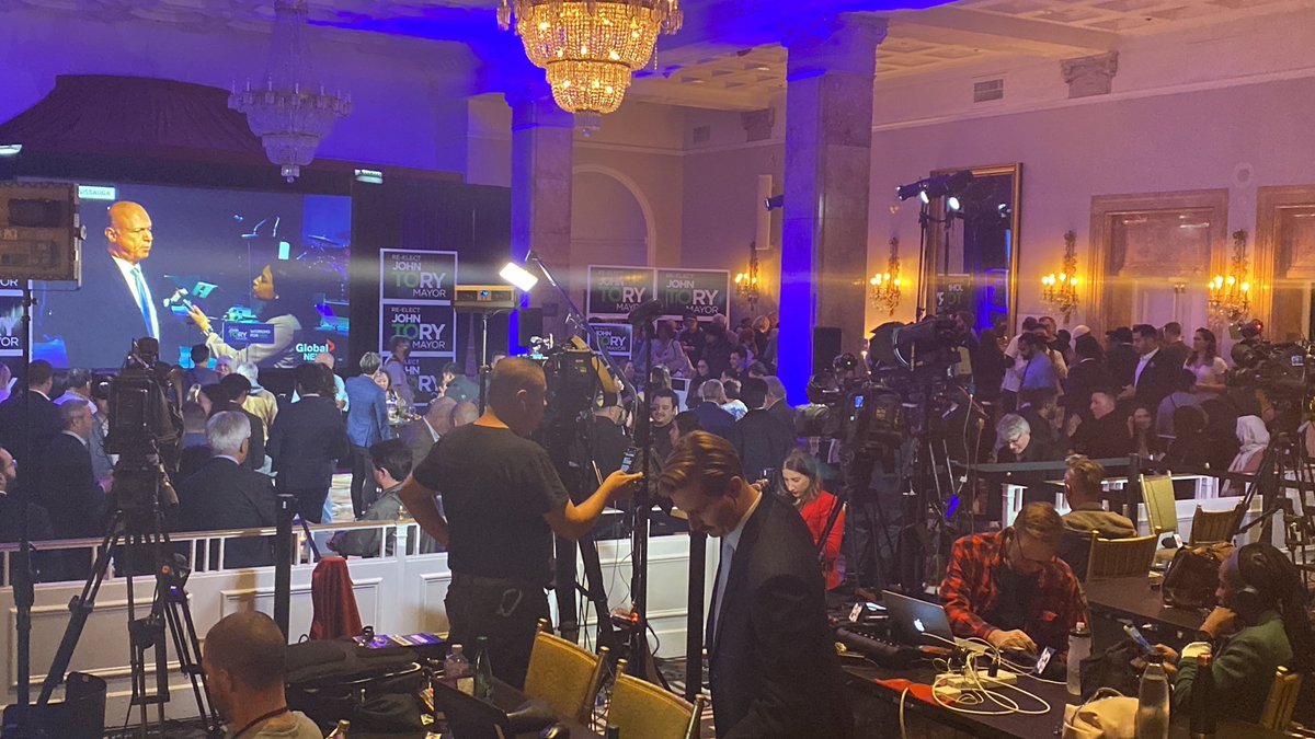 En direct du QG de John Tory : les bureaux de vote viennent de fermer à Toronto, les résultats sont attendu sous peu. #onpoli <a href="/ONfr_TFO/">ONFR TFO</a>