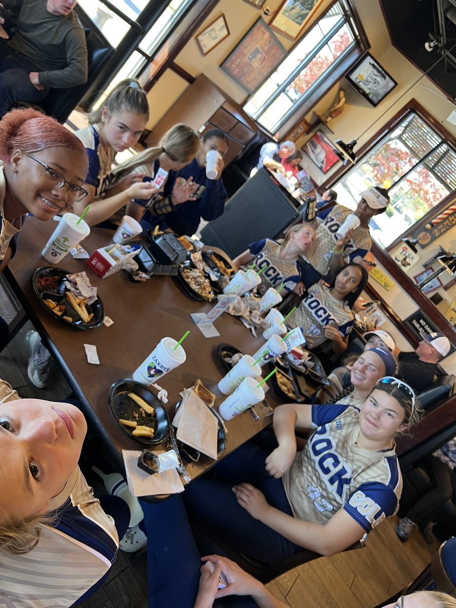 VABombersNat18u's tweet photo. The girls did awesome in the Diamond Classic Fall Showcase this weekend! They really showed their stuff in front of a bunch of college coaches… but down time is where memories are really made! #teammeals #TogetherWeROCK https://t.co/dlxwl5xsvH