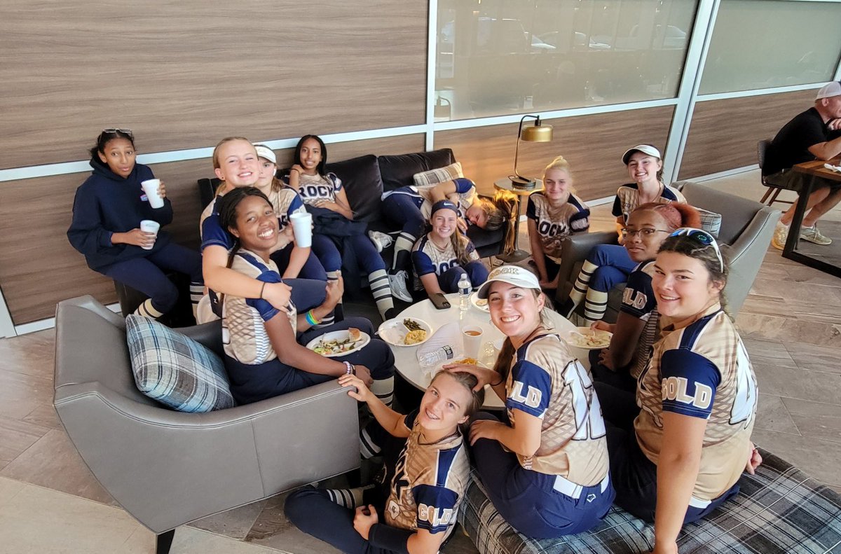 VABombersNat18u's tweet photo. The girls did awesome in the Diamond Classic Fall Showcase this weekend! They really showed their stuff in front of a bunch of college coaches… but down time is where memories are really made! #teammeals #TogetherWeROCK https://t.co/dlxwl5xsvH