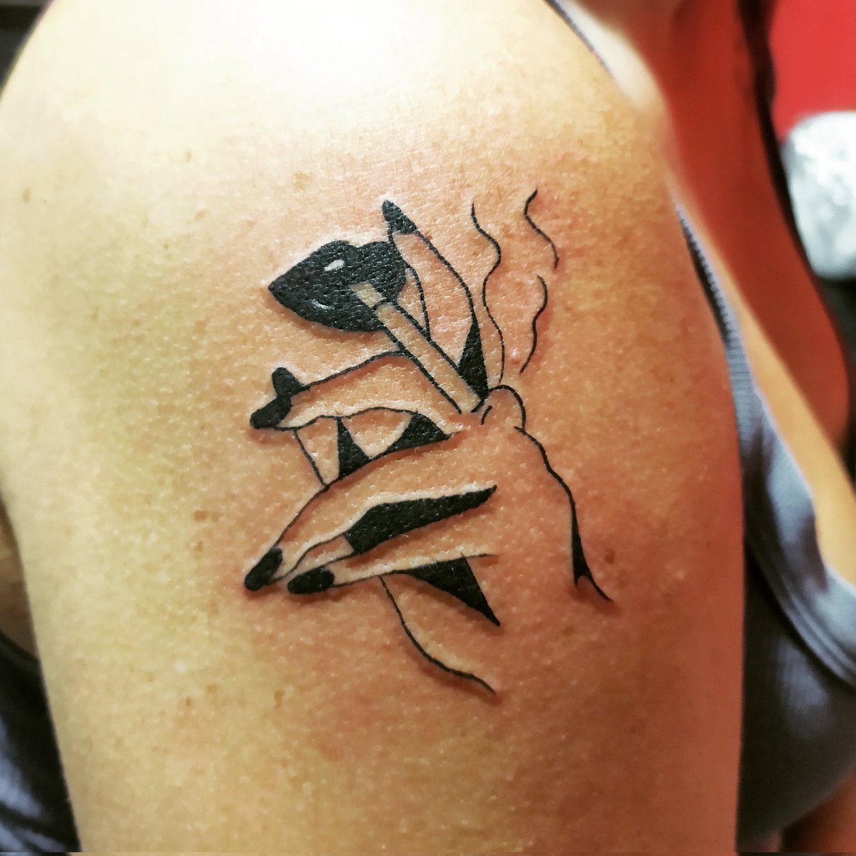 _karolineemili's tweet photo. 🚬

#emilitattoo #tattoo #tattoos #tatuagem #inktattoo #tattoolovers #tattoostyle #tattooinspiration #tattoostudio #tattoocampomourao #tattoobrasil #tattoopr #tattooideias #tattooart #tattoolove #tattoolife #tattooink https://t.co/9ra3n1uQVt