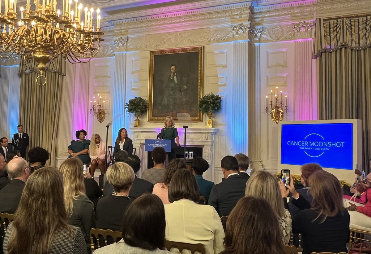 In honor of #BreastCancerAwarenessMonth @Sharsheret’s CEO Elana Silber joined @FLOTUS for the launch of a series of roundtables with @AmericanCancer. @Sharsheret is doing such important work to support Jewish women living with breast and ovarian cancer.