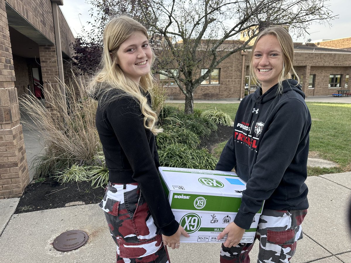 Our @HeritageECS Firehawks did the collecting & these @FirebirdTweets did the heavy lifting Friday to #stuffthebus when #WandatheWonderbus rolled up. Little did they know they were coming for more than just a #LakotaFanfare! #WEareLakota #LakotaStufftheBus #reachoutlakota