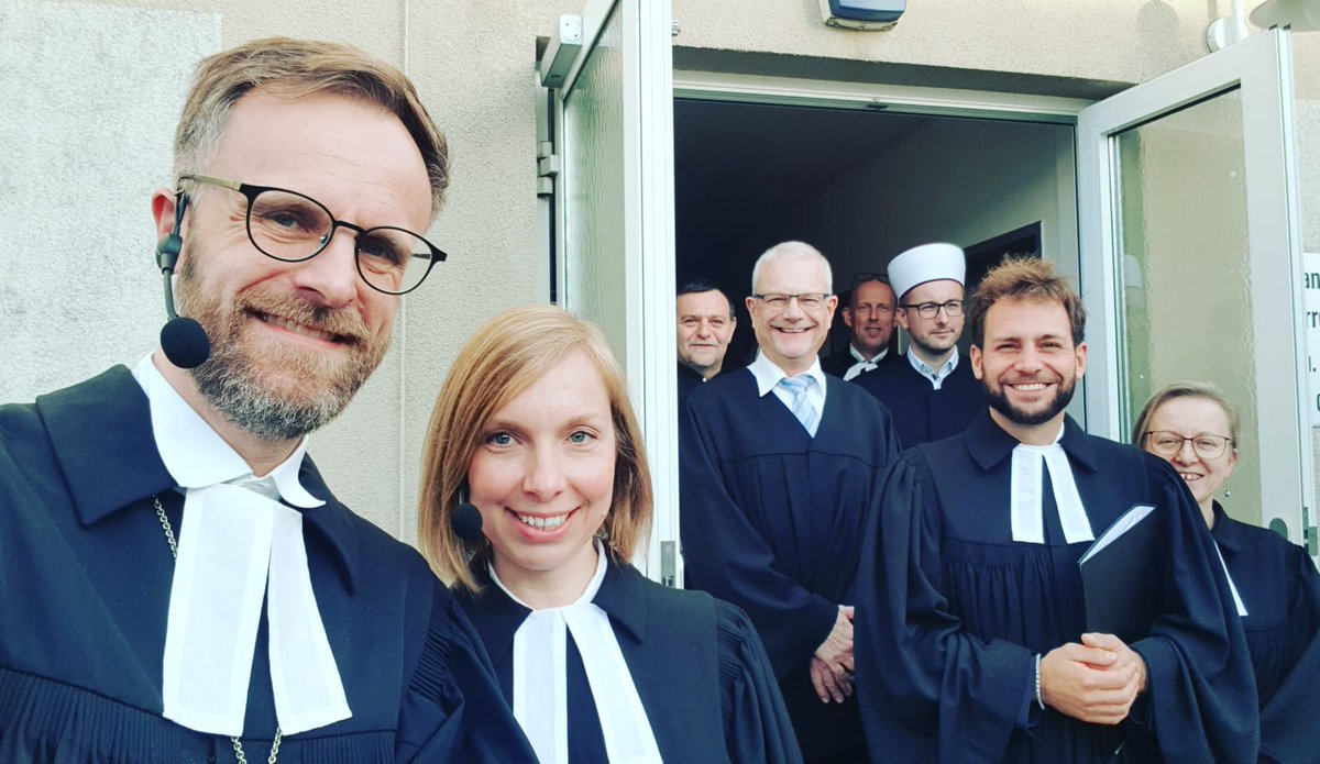 Ich wurde ordiniert. 😊

In einem wunderbaren Festgottesdienst, mit berührend gesungenen Einsetzungsworten, mit einem tollen Fest und einem gemütlichen Feuer am Abend.
Es war so schön, schöner hätte ich es mir nicht ausdenken können.
#Ordination #EKiÖ #evangAT