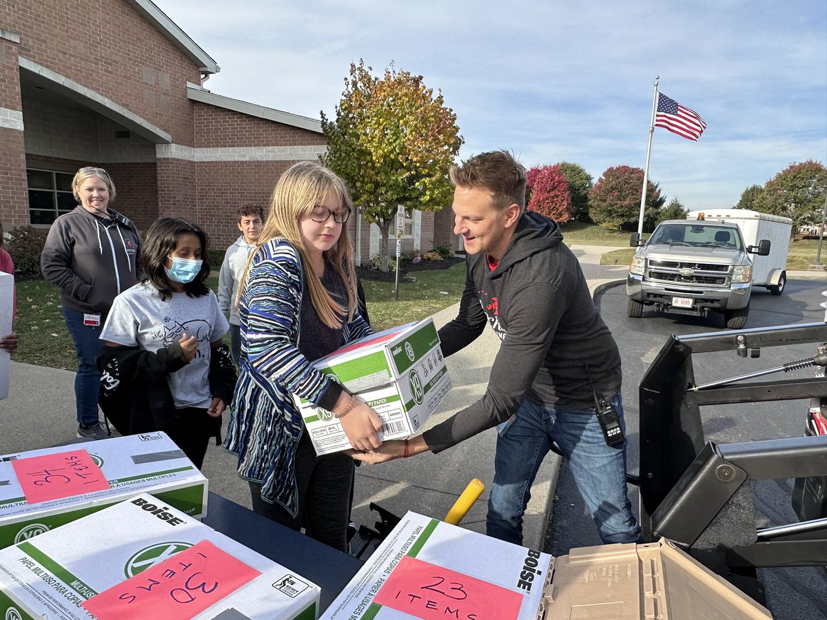 👀 at the load we arrived to @LakotaEndeavor on Friday. These 🚀s rocked #LakotaStufftheBus. Thank you to everyone who contributed and to Mrs. Webber & Mr. Schneider for your on point organization & heavy lifting 💪 #WEareLakota #reachoutlakota