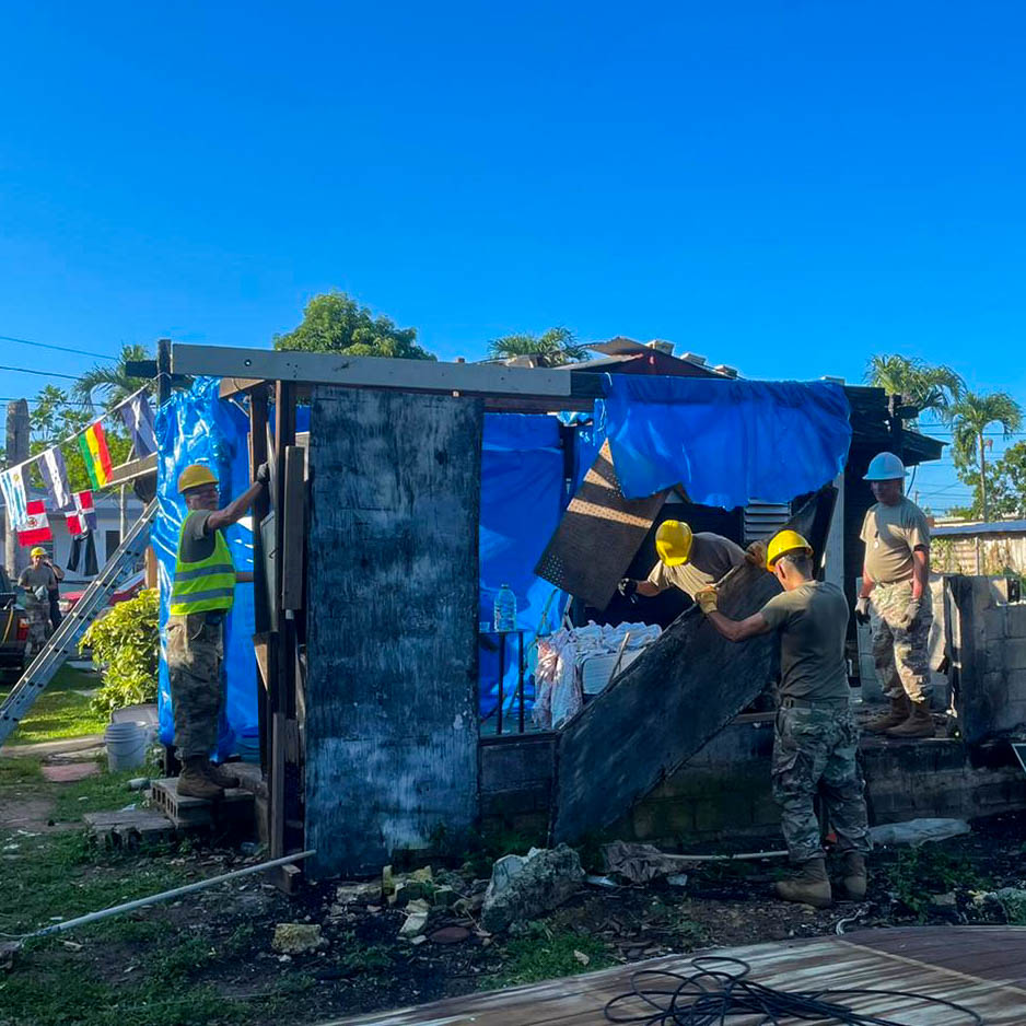 PRNationalGuard's tweet photo. Ingenieros de la Compañía 502 del Batallón 500 de Ingeniería del Comando Estatal @PRNationalGuard reconstruyeron la vivienda incendiada de un envejeciente en el Bo. Sabanas, Vega Alta, del 20 al 23 de octubre.
#municipiovegaalta #gnpr #siemprepresente https://t.co/R8qxWGe0Ts