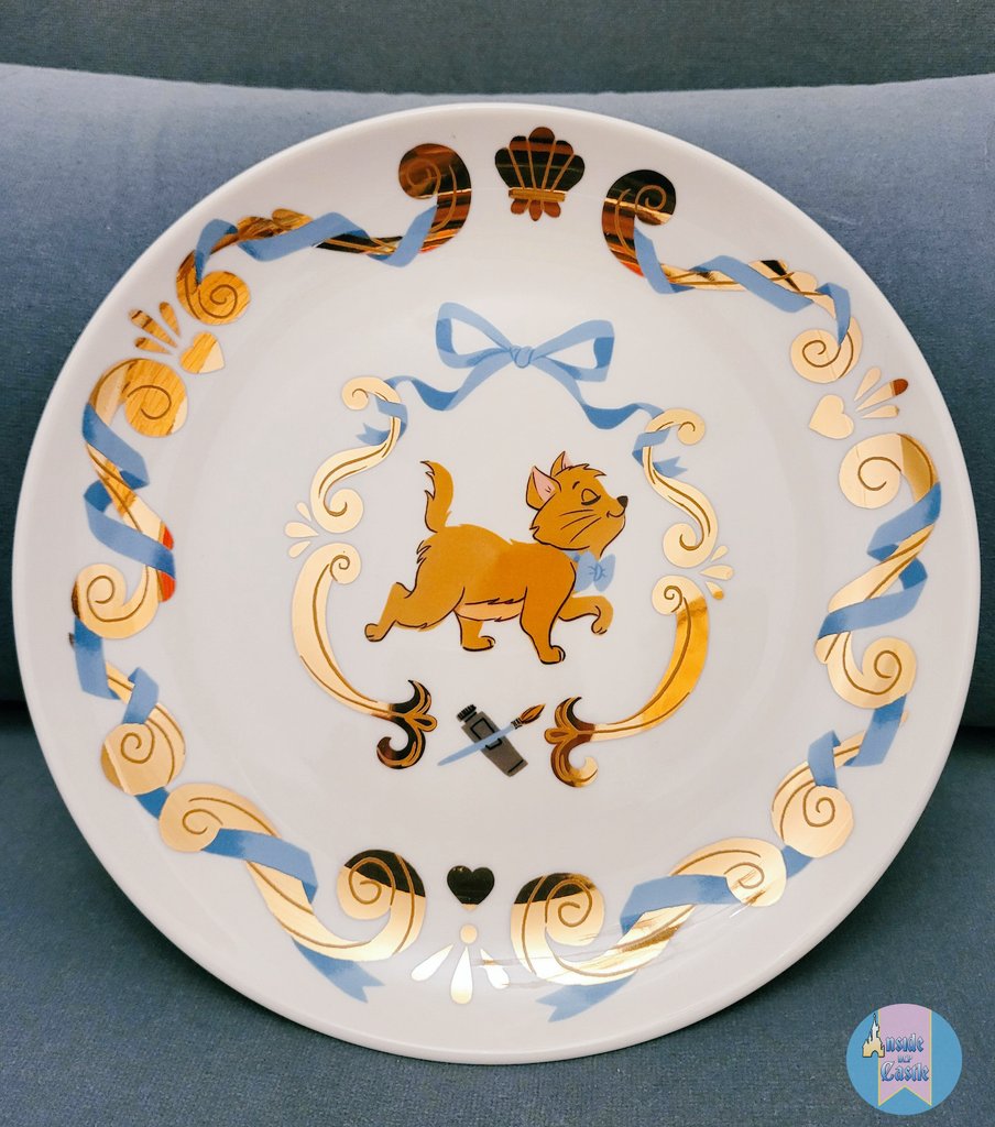 InsideDlpCastle's tweet photo. 🛍Voici un aperçu des assiettes des Aristochats qui sont sorties aujourd'hui à la boutique Lilly's (Main Street), par l'artiste Ann Chen.
Petit coup de coeur pour celle avec Roquefort, la souris✨️ https://t.co/Q3nS5ZLpfA