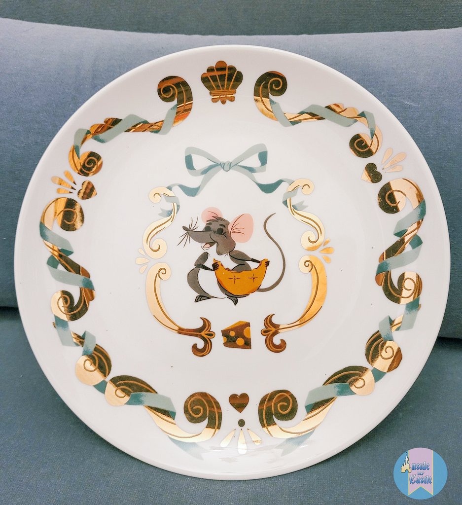 InsideDlpCastle's tweet photo. 🛍Voici un aperçu des assiettes des Aristochats qui sont sorties aujourd'hui à la boutique Lilly's (Main Street), par l'artiste Ann Chen.
Petit coup de coeur pour celle avec Roquefort, la souris✨️ https://t.co/Q3nS5ZLpfA