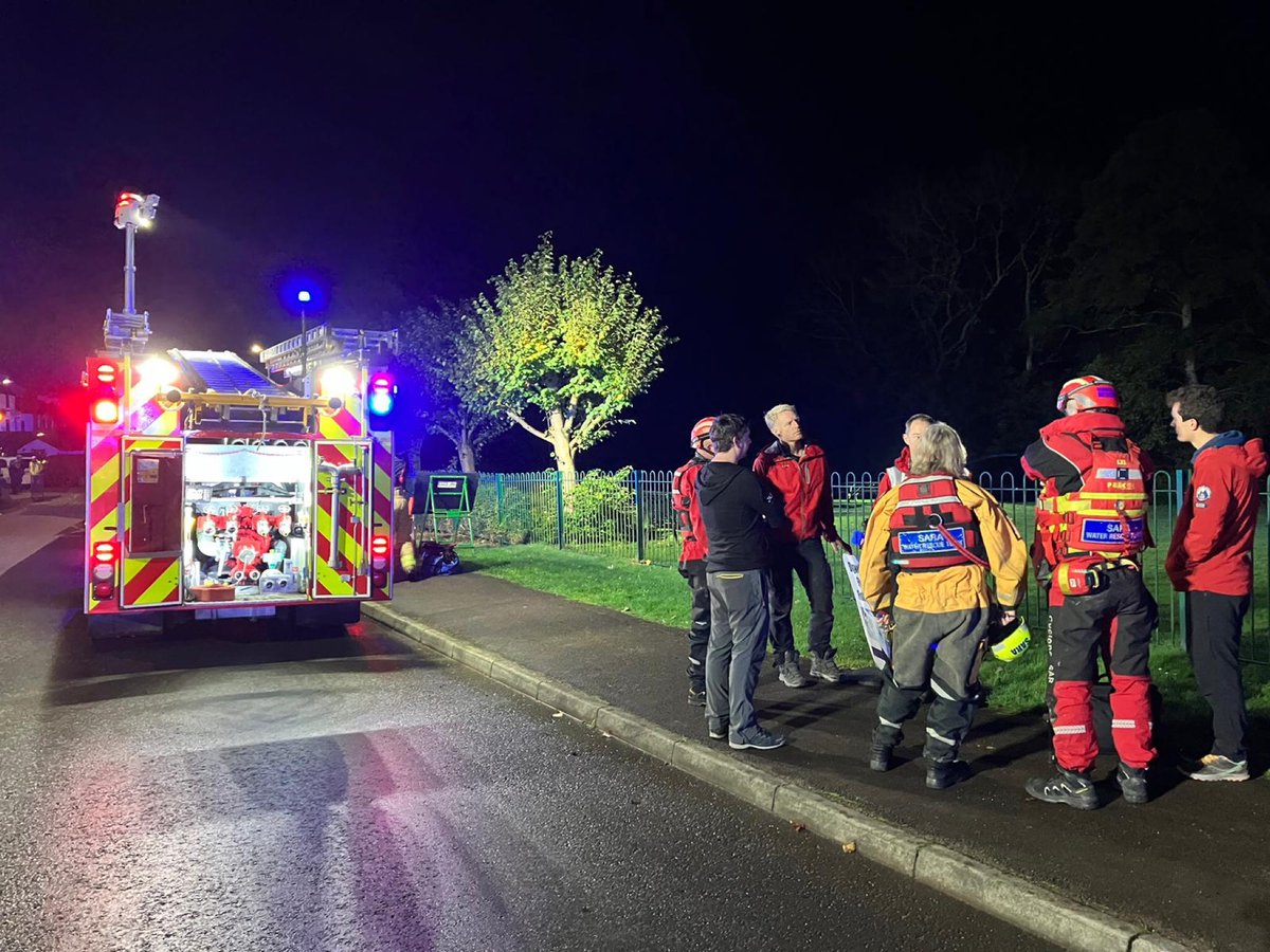 Glosfire's tweet photo. Tonight a great collaboration between, our crews from Gloucester, Tewksbury &amp; Coleford @Glos_Police @HWFire @swasFT @SWASFTHART SARA Rescue and a passer by with a kayak. 1 male rescued from The water at Bigsweir. @jesip999 Amazing joint approach to this water rescue 🚒🚓🚑 🚤 https://t.co/d6kHyvBNSR