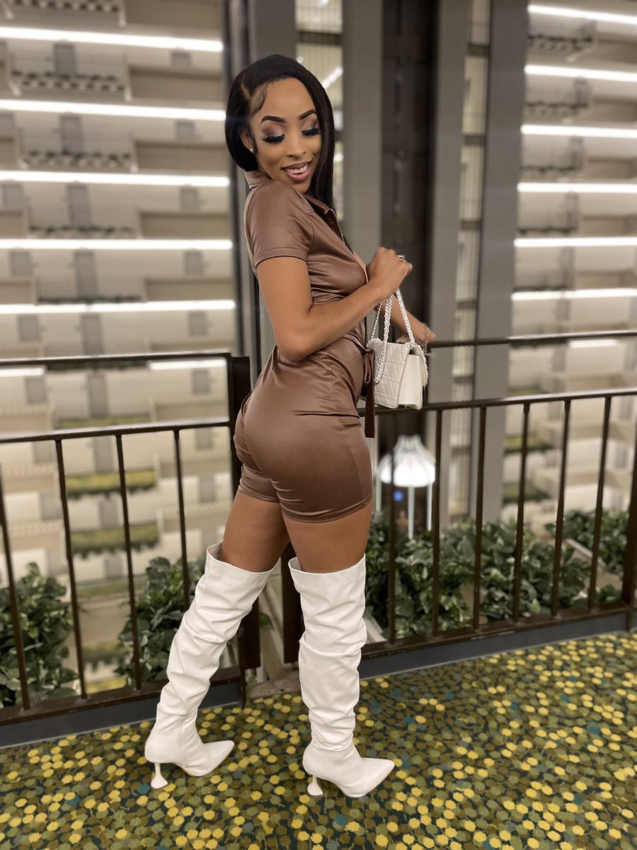 Niyadanailtech's tweet photo. so my high school sweetheart just got married . BD got a baby otw . and me , oh im just living my BESTEST single, BAGFILLED life ☺️🤑 https://t.co/qyyosz9Tib