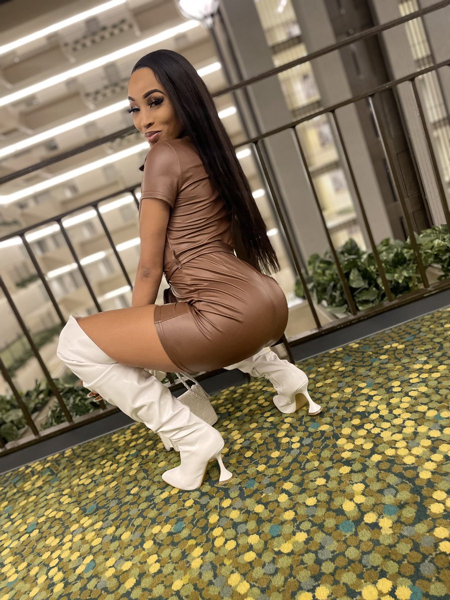 Niyadanailtech's tweet photo. so my high school sweetheart just got married . BD got a baby otw . and me , oh im just living my BESTEST single, BAGFILLED life ☺️🤑 https://t.co/qyyosz9Tib