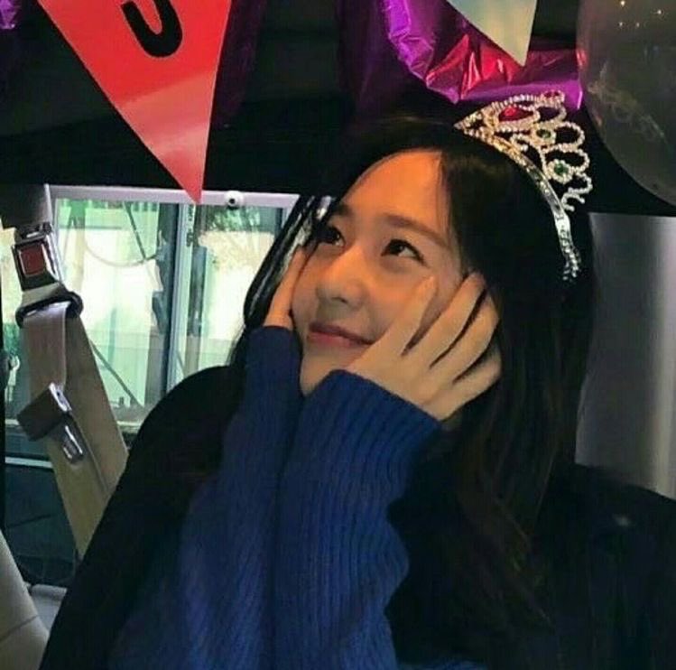 oldfxpics's tweet photo. Happy birthday krystal! 

#KrystalShining29th
#수정이의_빛나는_스물아홉 https://t.co/PkkXyzveGr