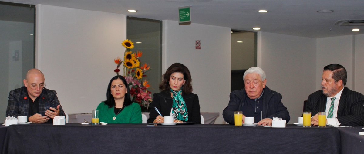 MaribelGongoraE's tweet photo. En reunión de trabajo con integrantes de la #FederaciónRevolucionariadeEmpleadosyTrabajadores, y su Presidente José Luis Mondragón Paz; se avanza en la #ReformaLaboral, a través de la legitimación de los contratos colectivos. https://t.co/bZM63OHsnv